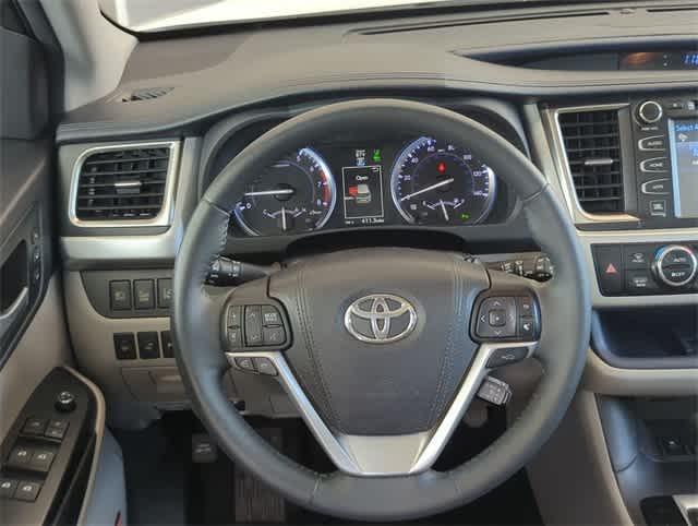 Thumbnail: 2016 Toyota Highlander - 25