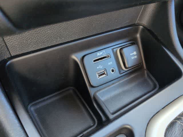 Thumbnail: 2016 Jeep Cherokee - 29
