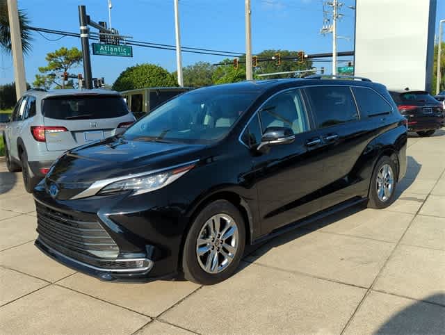 2023 Toyota Sienna Limited photo 4