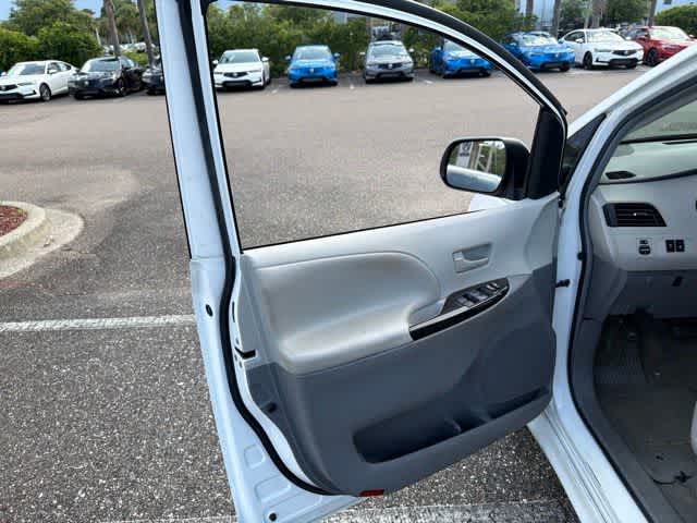 Thumbnail: 2012 Toyota Sienna - 15