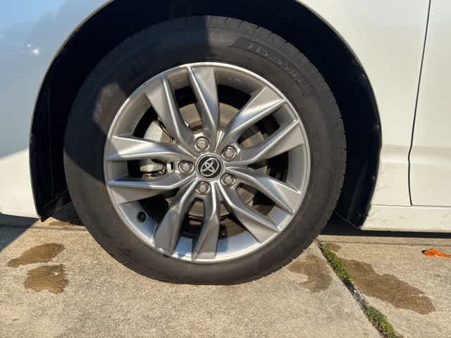 2021 Toyota Avalon Hybrid XLE photo 2
