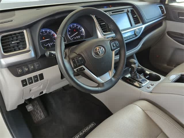 Thumbnail: 2016 Toyota Highlander - 10