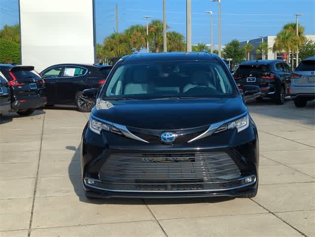 2023 Toyota Sienna Limited photo 3
