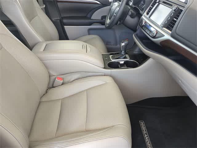 Thumbnail: 2016 Toyota Highlander - 24