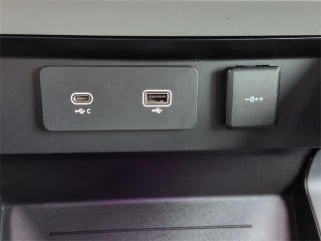 Thumbnail: 2023 Land Rover Defender - 31