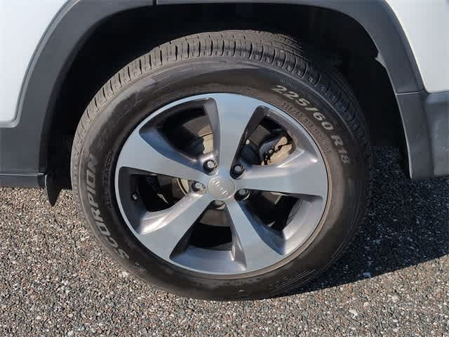 Thumbnail: 2019 Jeep Cherokee - 14