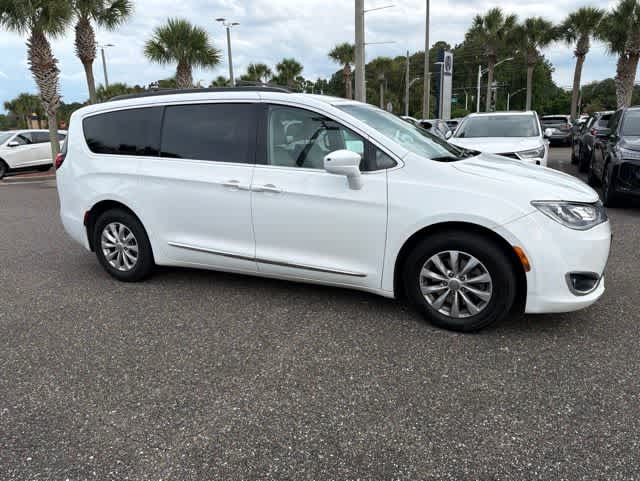 Thumbnail: 2017 Chrysler Pacifica - 10