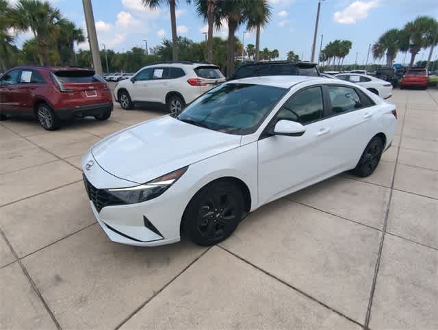 2022 Hyundai Elantra SEL photo 2