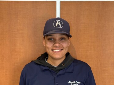 Staff member Yisenia Simo from ID_9b349cd8f649