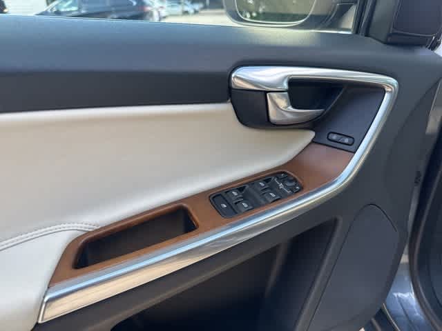 Thumbnail: 2016 Volvo XC60 - 6