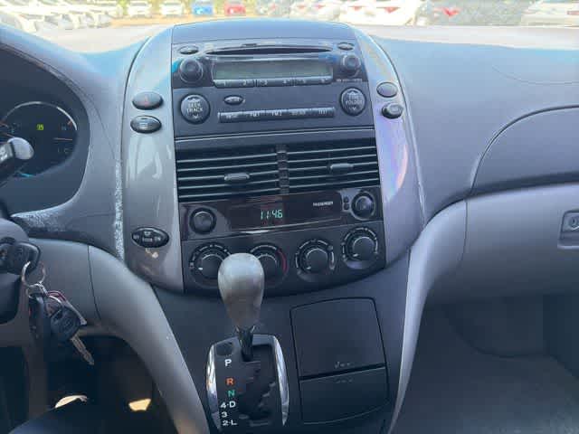 Thumbnail: 2010 Toyota Sienna - 18