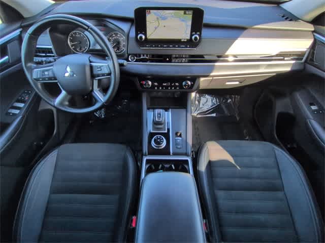 Thumbnail: 2024 Mitsubishi Outlander - 16