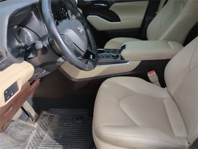 Thumbnail: 2021 Toyota Highlander - 16