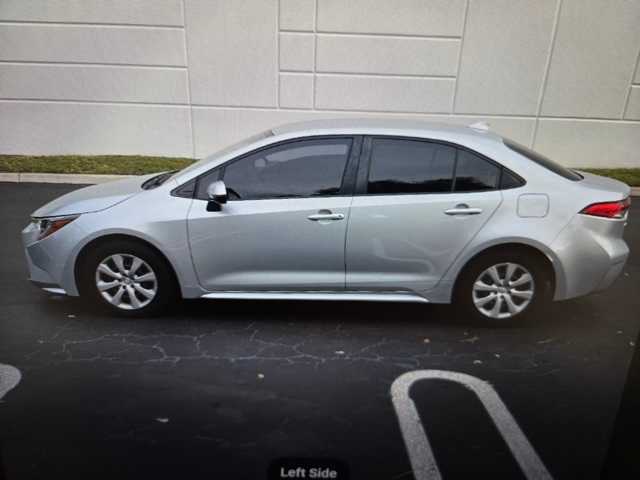2022 Toyota Corolla LE photo 2