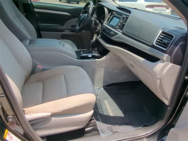 Thumbnail: 2016 Toyota Highlander - 20