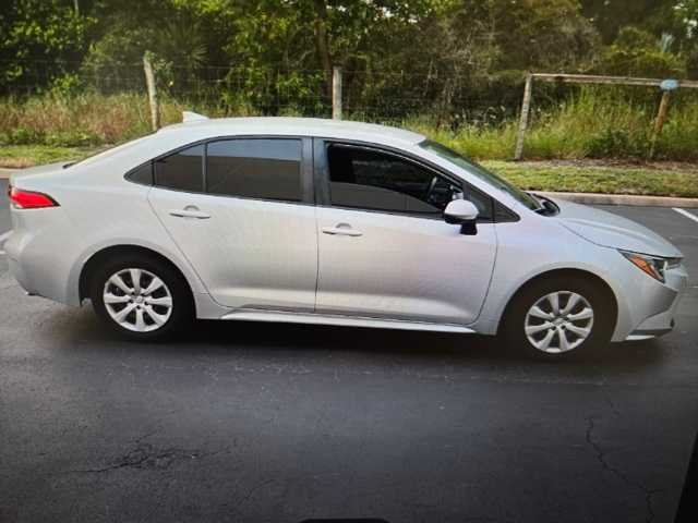 2022 Toyota Corolla LE photo 3