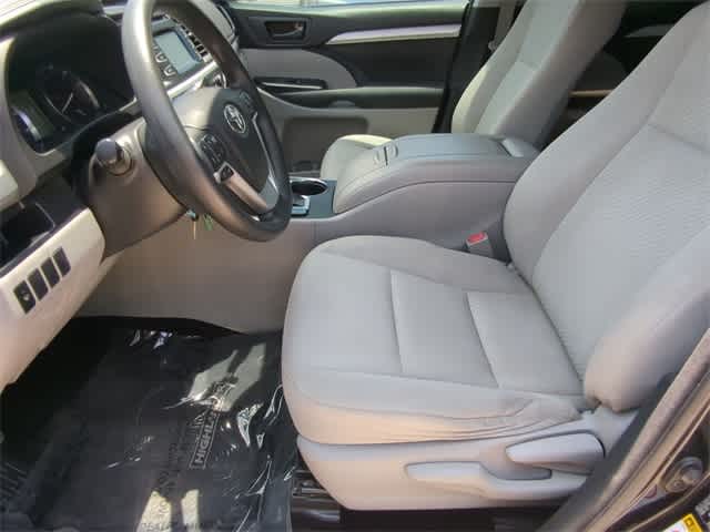 Thumbnail: 2016 Toyota Highlander - 16