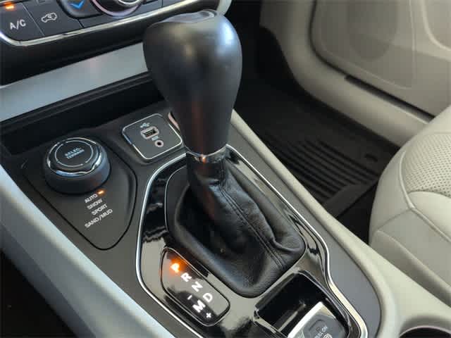 Thumbnail: 2019 Jeep Cherokee - 34