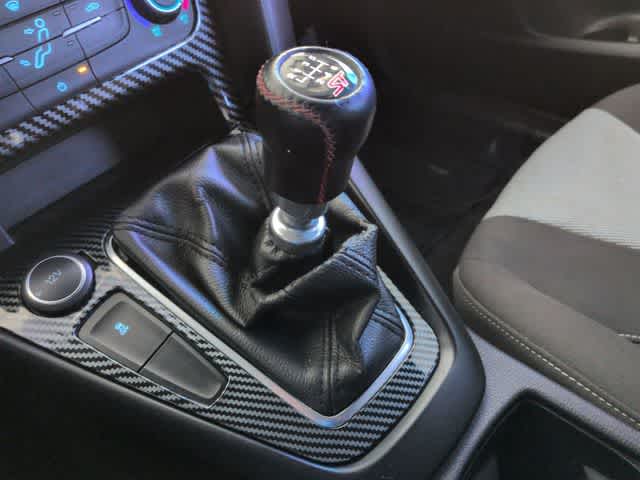 Thumbnail: 2015 Ford Focus - 32