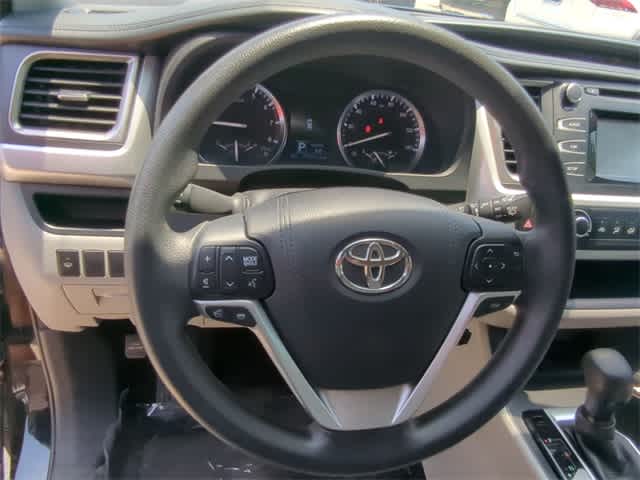 Thumbnail: 2016 Toyota Highlander - 21