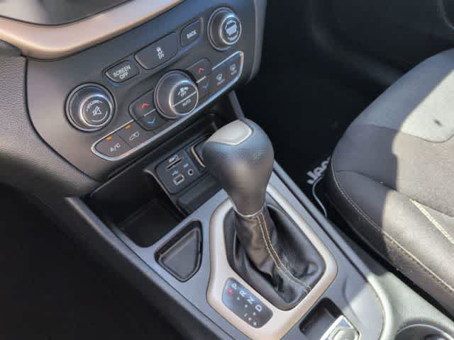 Thumbnail: 2016 Jeep Cherokee - 30