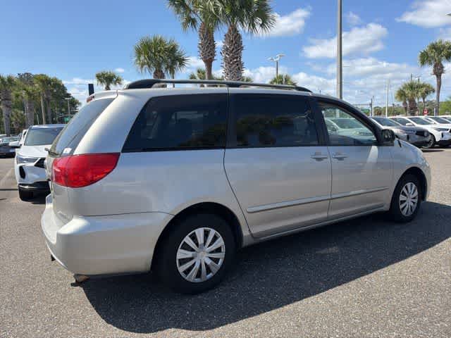 Thumbnail: 2010 Toyota Sienna - 9