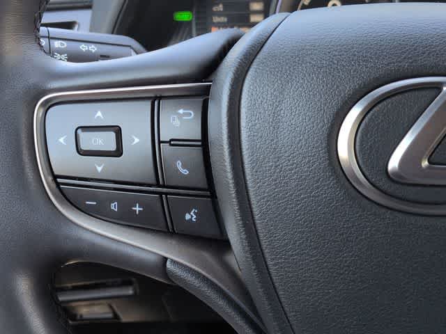 Thumbnail: 2023 Lexus UX - 26