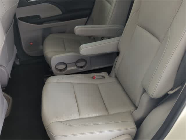 Thumbnail: 2016 Toyota Highlander - 21