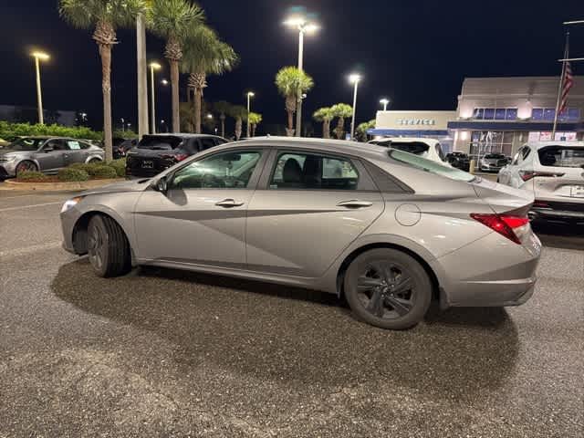 2022 Hyundai Elantra SEL photo 3
