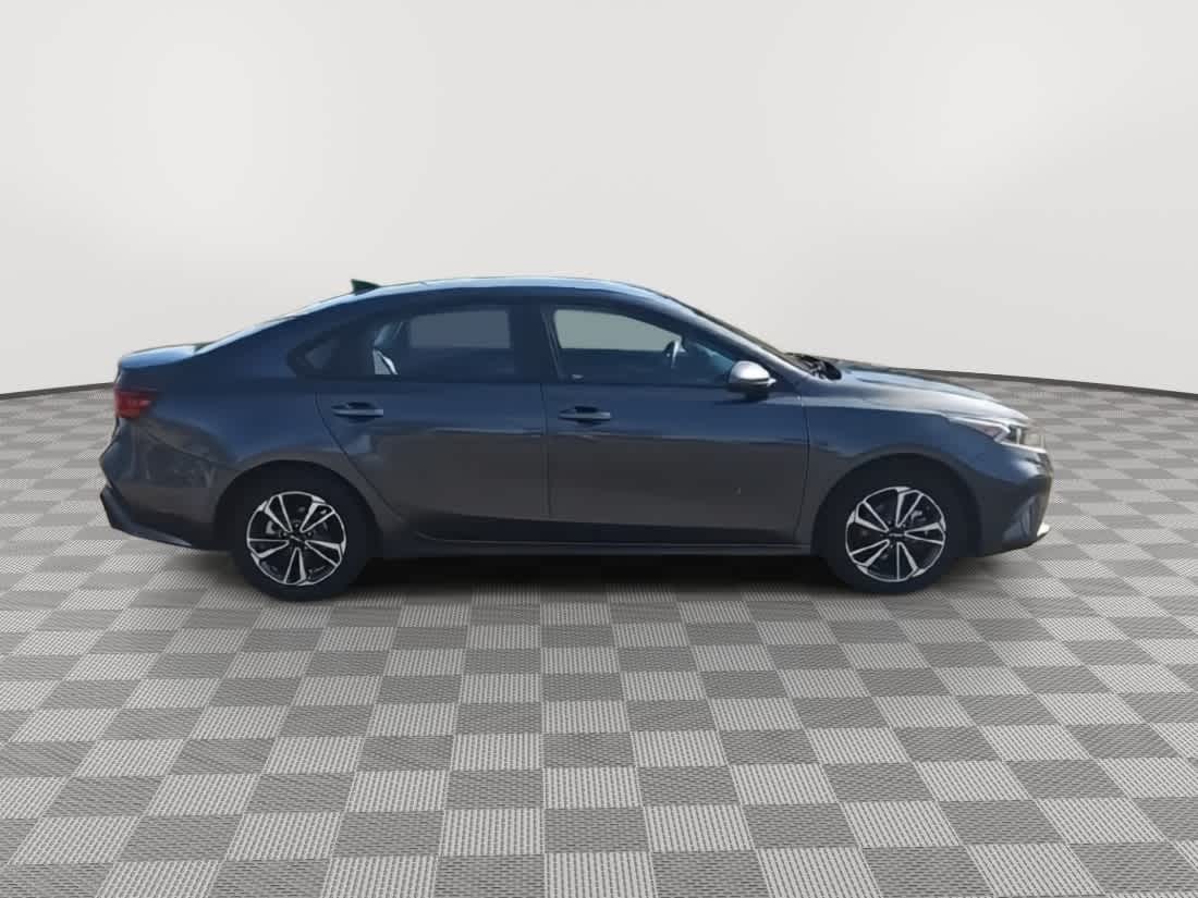 Thumbnail: 2023 Kia Forte - 9