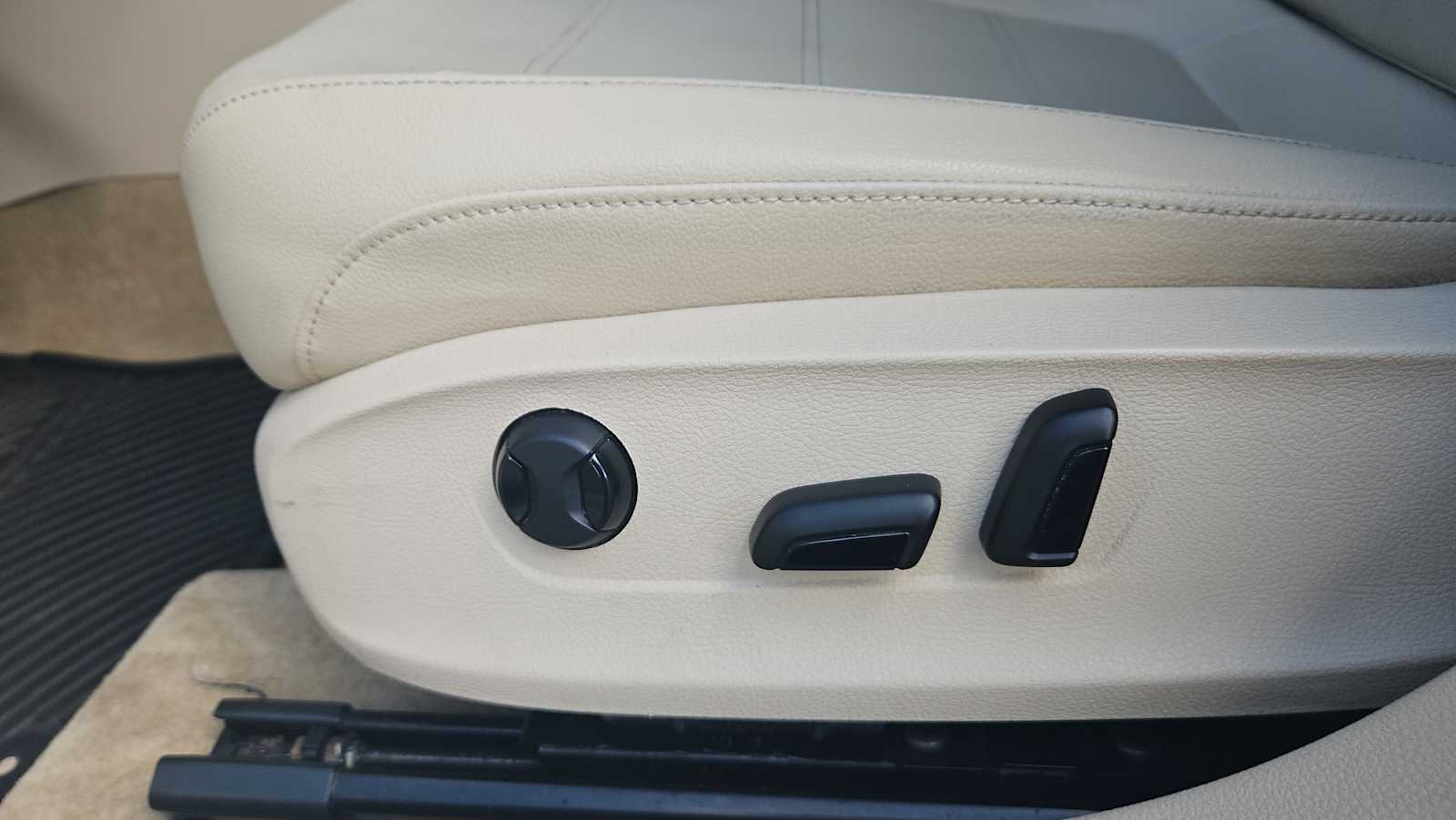 Thumbnail: 2015 Volkswagen Passat - 14
