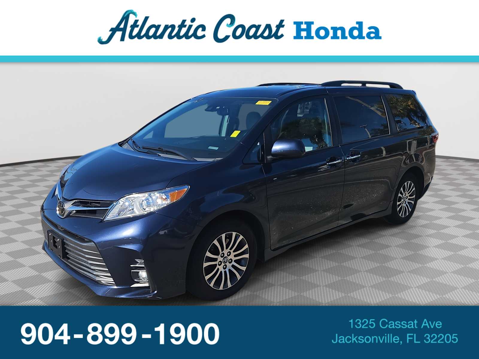 2018 Toyota Sienna XLE's photo