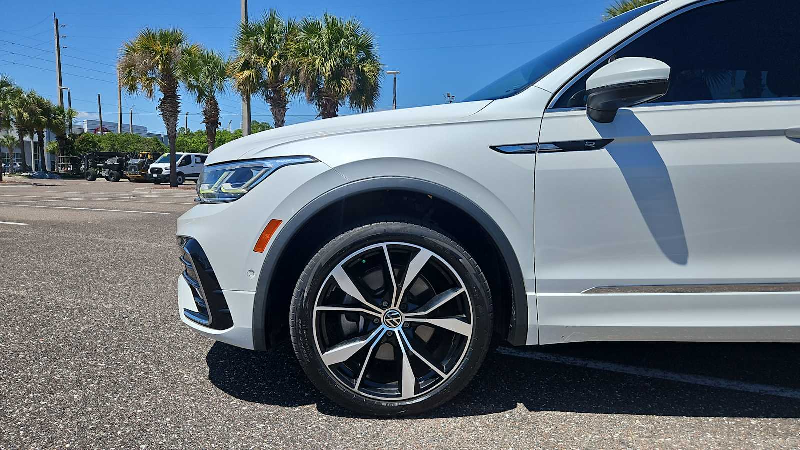 Thumbnail: 2022 Volkswagen Tiguan - 19