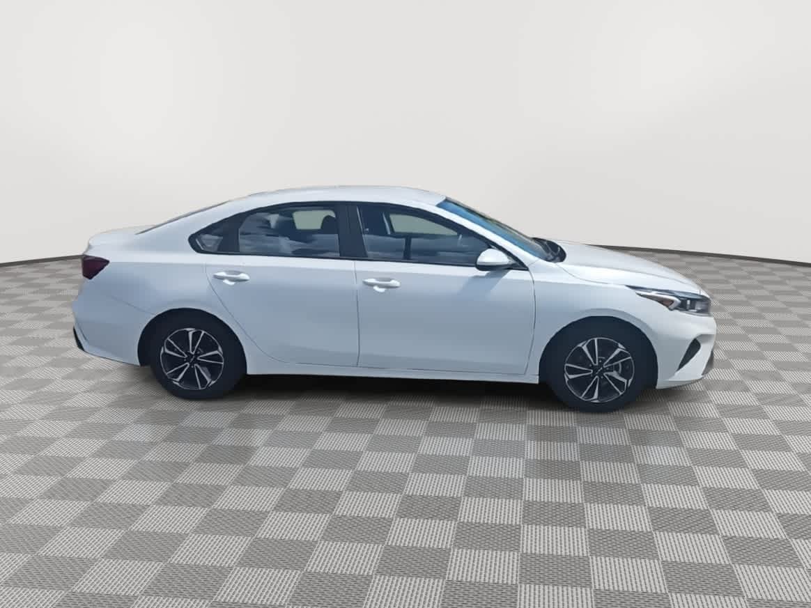 Thumbnail: 2023 Kia Forte - 9