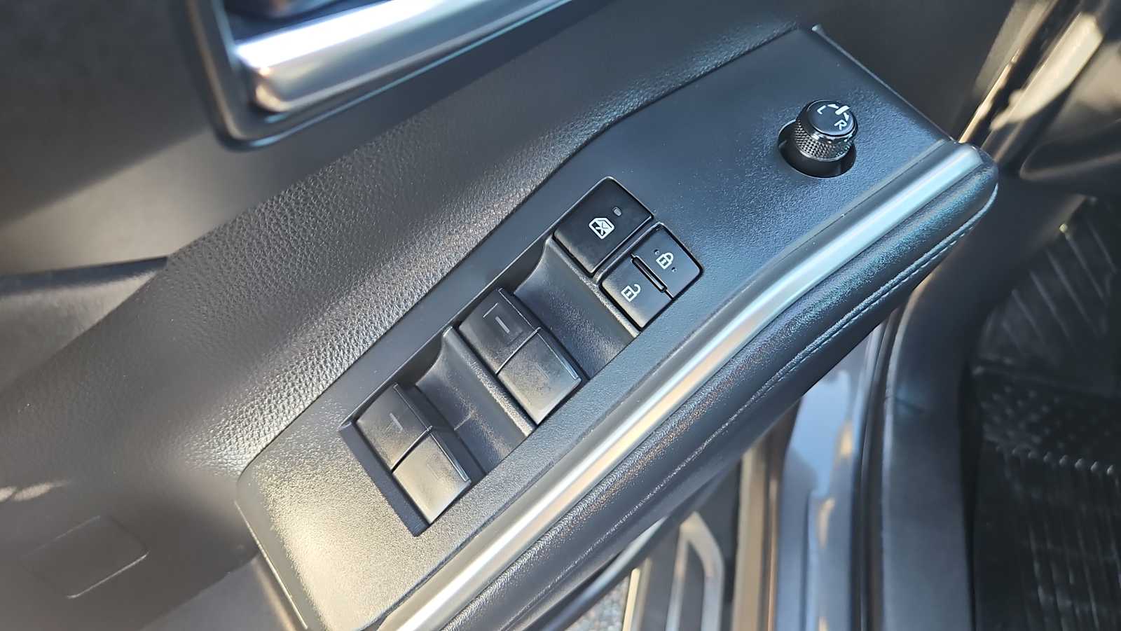 Thumbnail: 2023 Toyota Highlander - 15