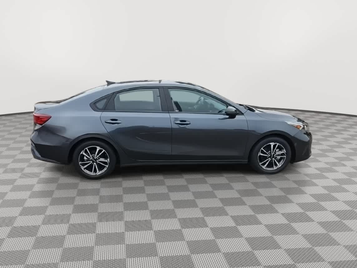 Thumbnail: 2023 Kia Forte - 9