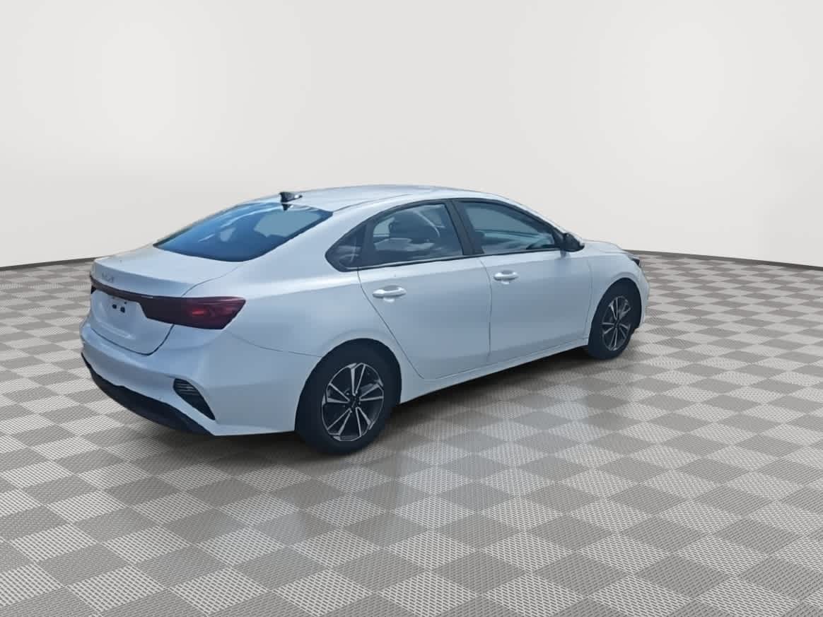Thumbnail: 2023 Kia Forte - 8