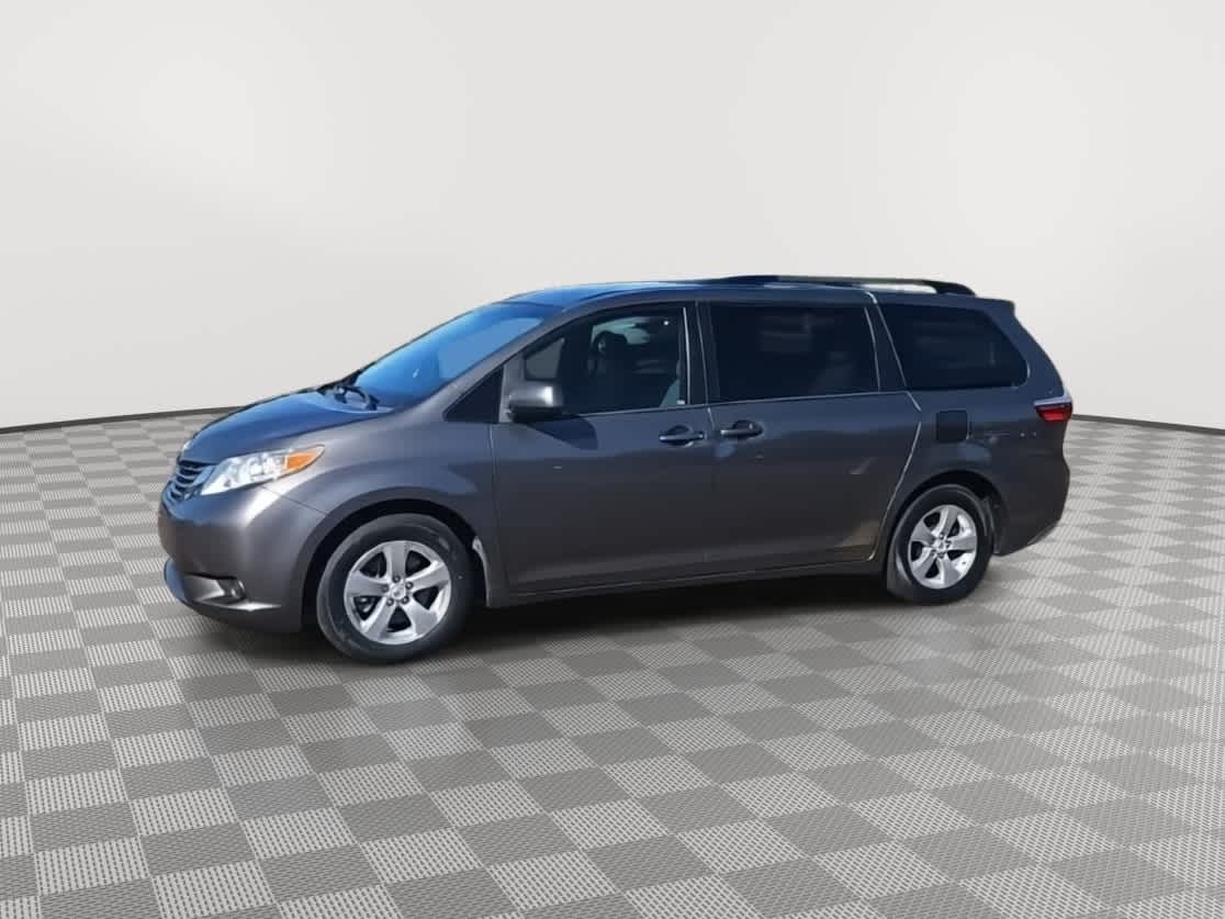 Thumbnail: 2017 Toyota Sienna - 4