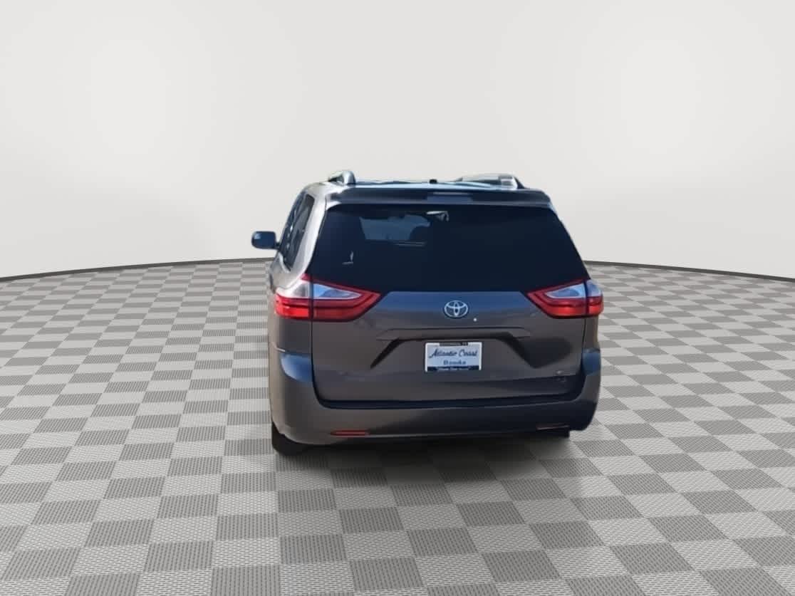 Thumbnail: 2017 Toyota Sienna - 7