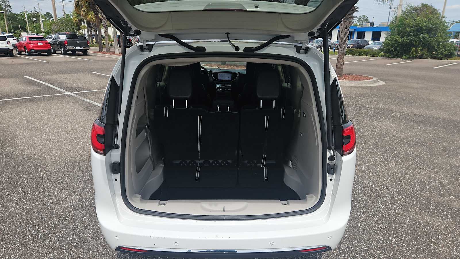 Thumbnail: 2023 Chrysler Pacifica - 20