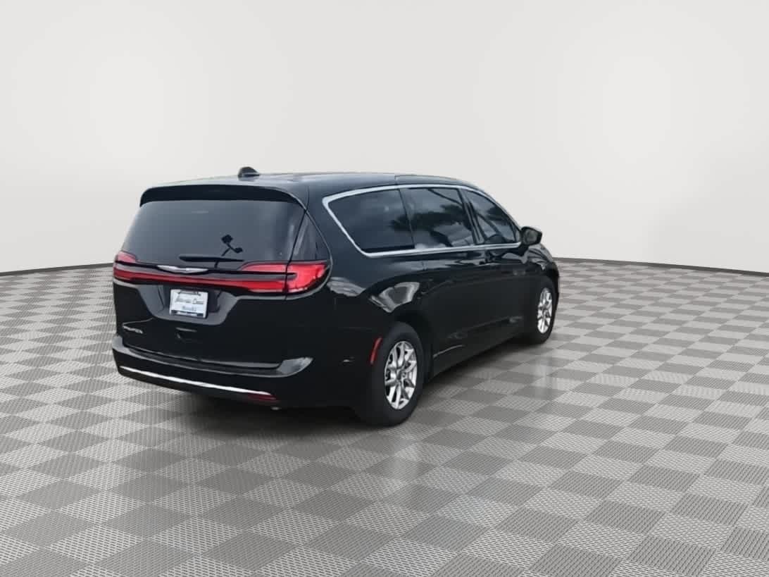 Thumbnail: 2023 Chrysler Pacifica - 8