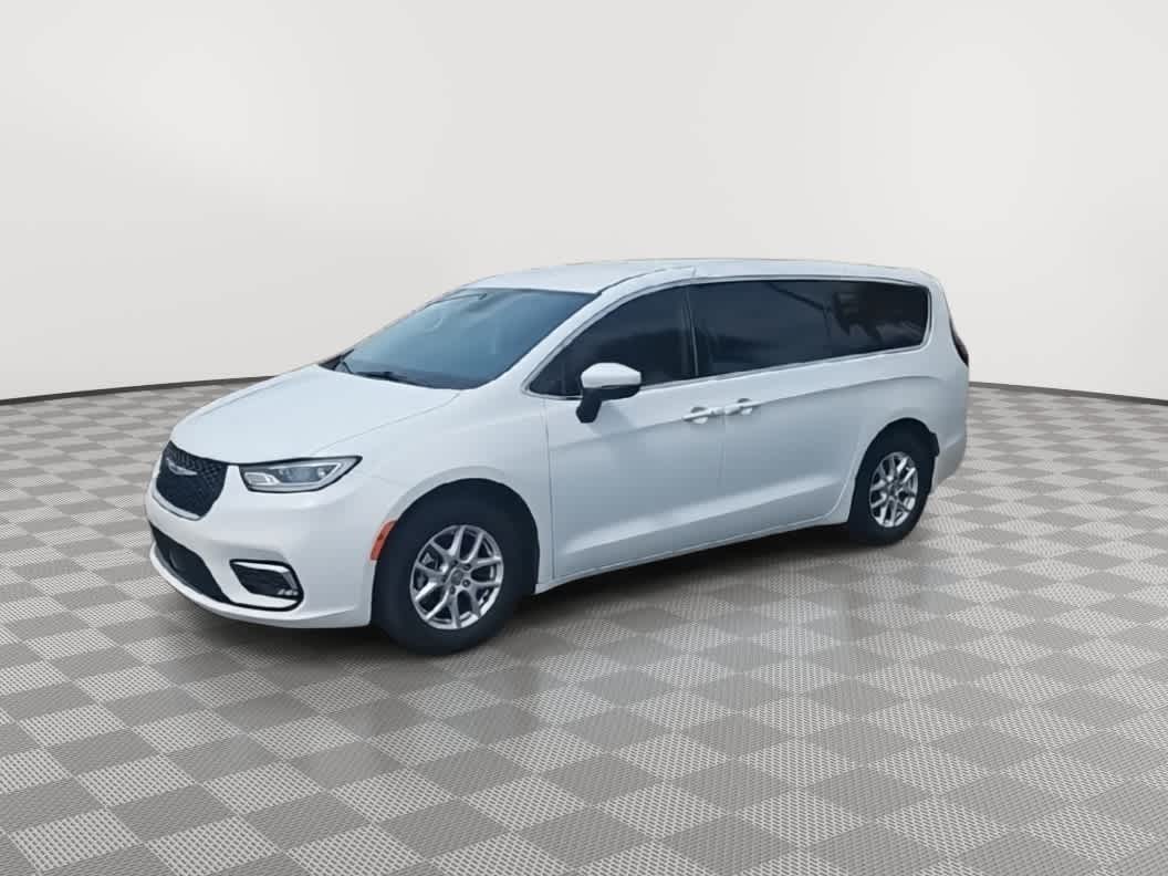 Thumbnail: 2023 Chrysler Pacifica - 4