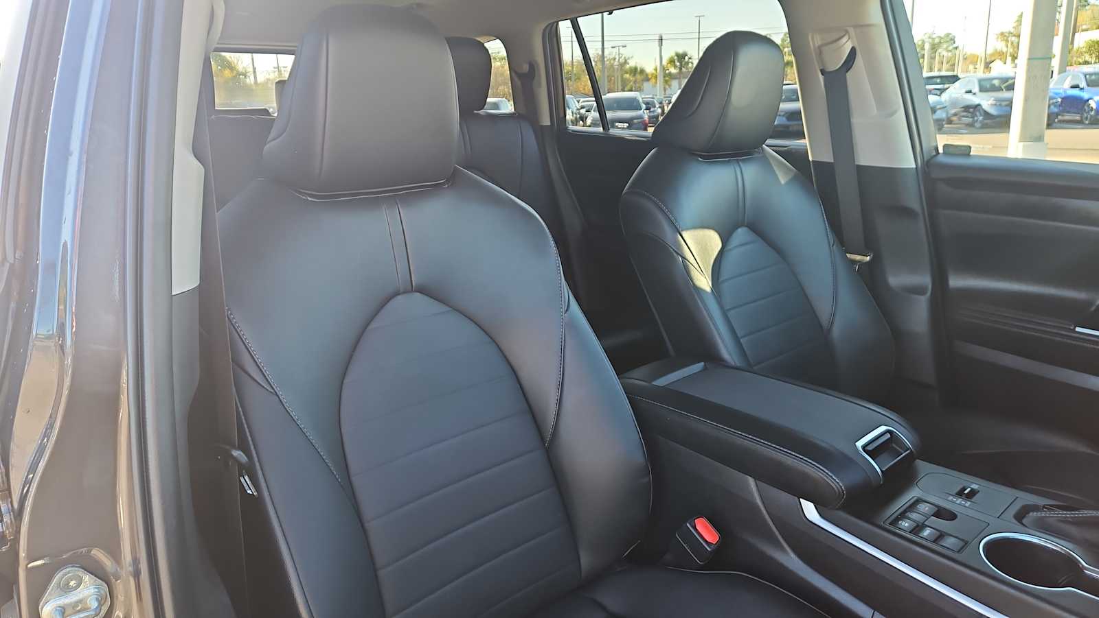 Thumbnail: 2023 Toyota Highlander - 28