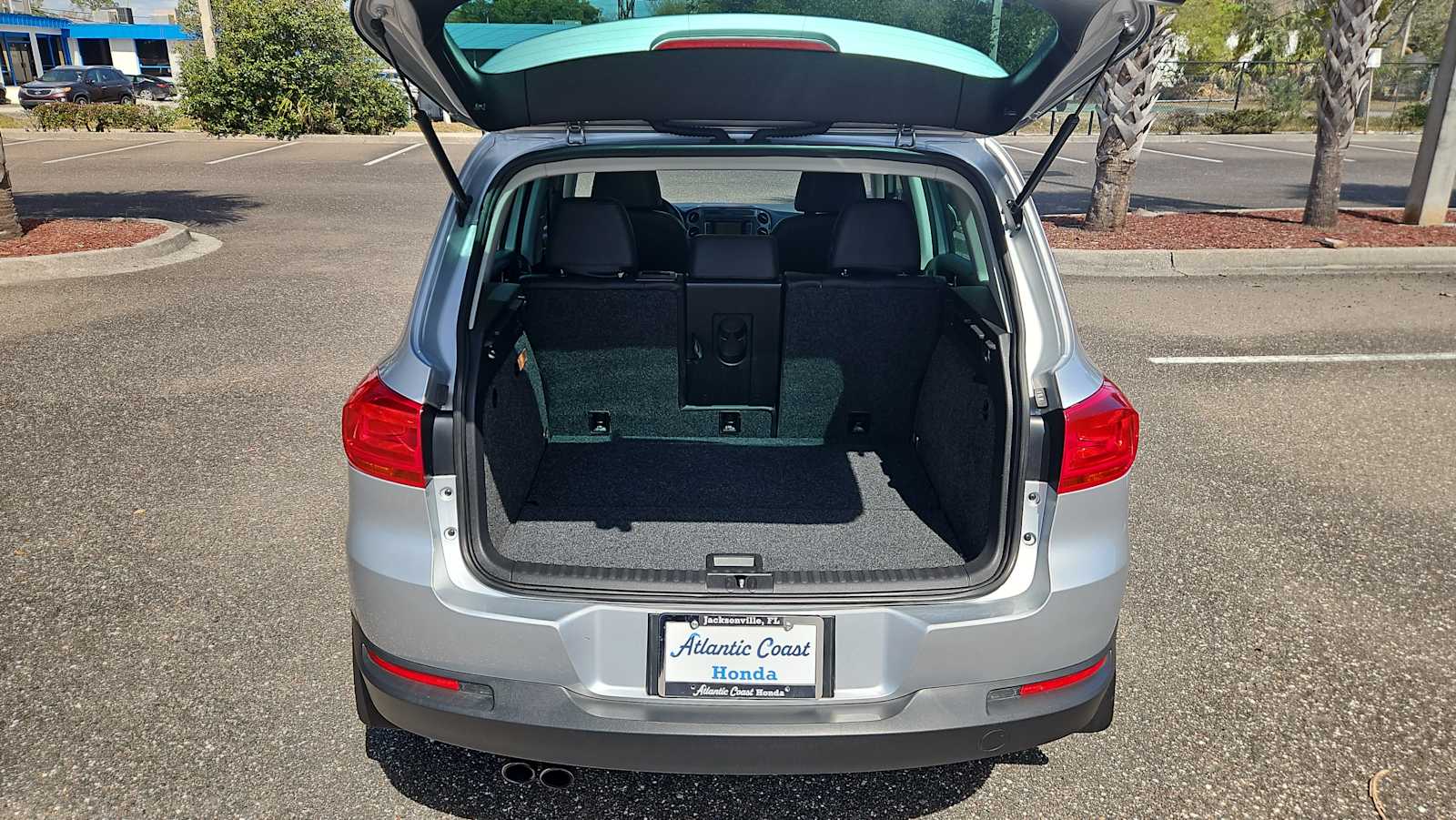 Thumbnail: 2014 Volkswagen Tiguan - 21