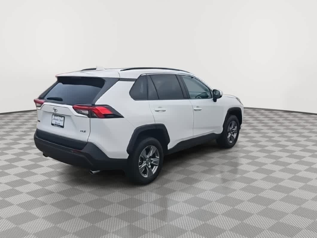 Thumbnail: 2022 Toyota RAV4 - 8