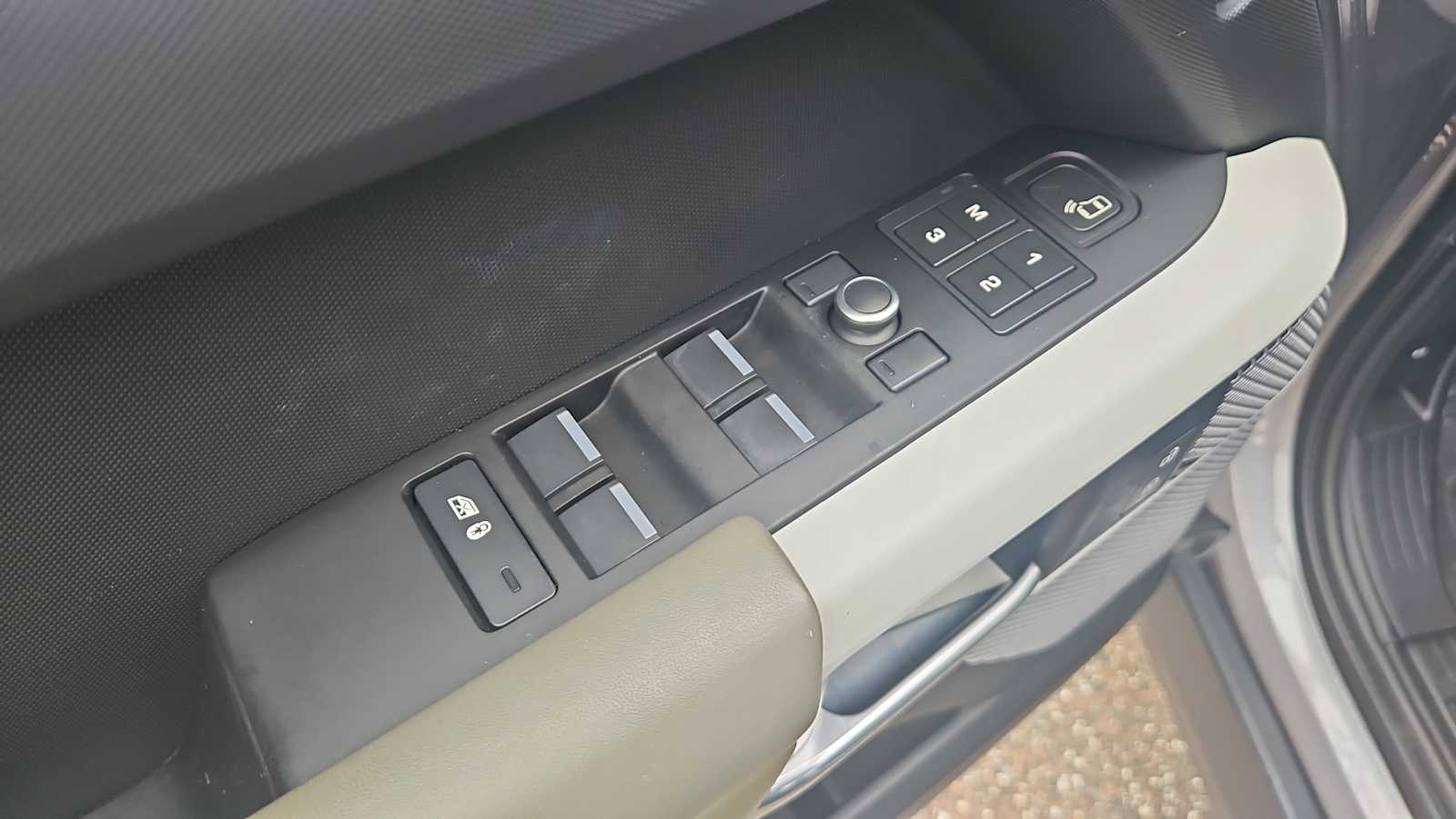 Thumbnail: 2020 Land Rover Defender - 15