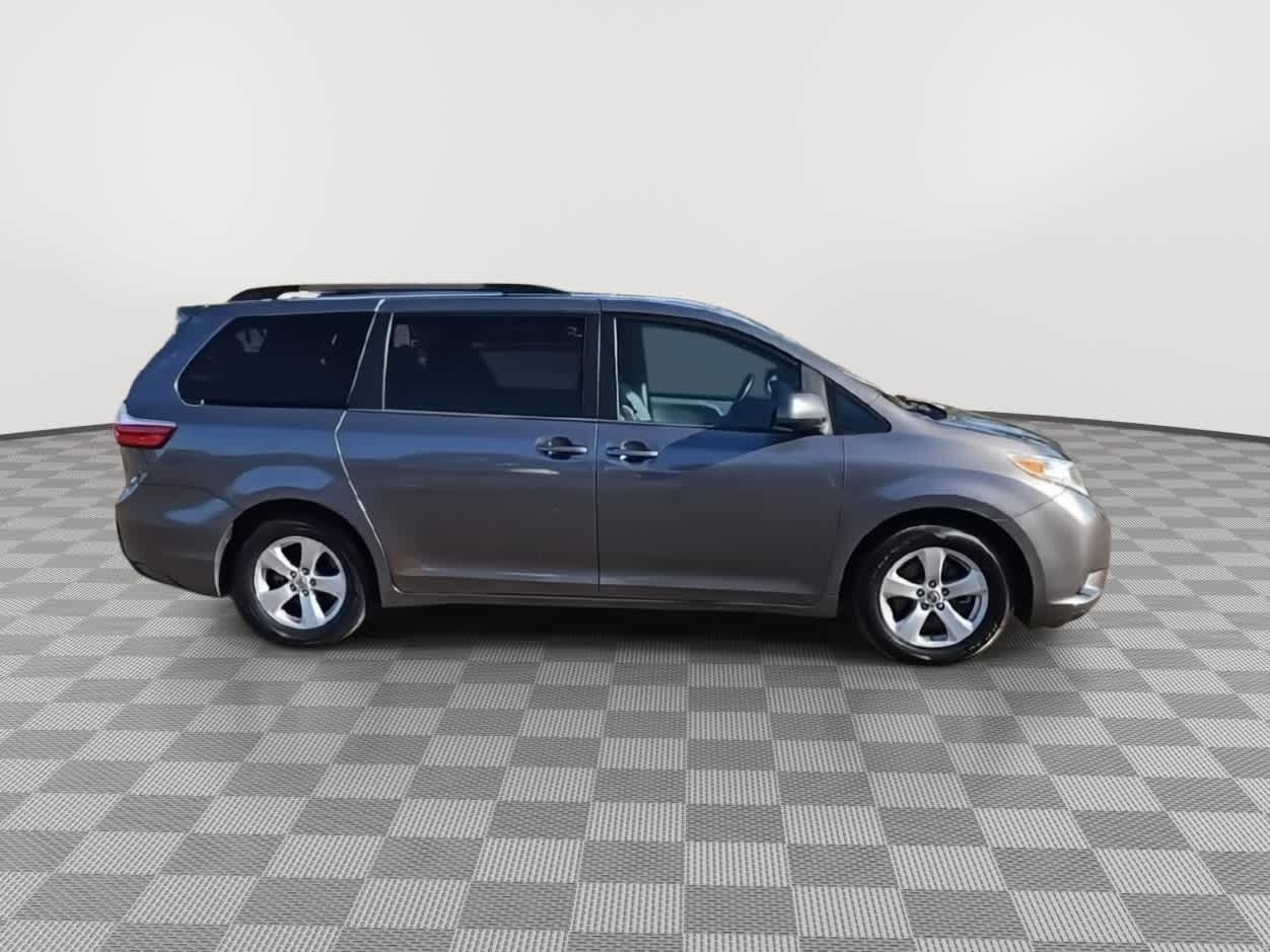 Thumbnail: 2017 Toyota Sienna - 9