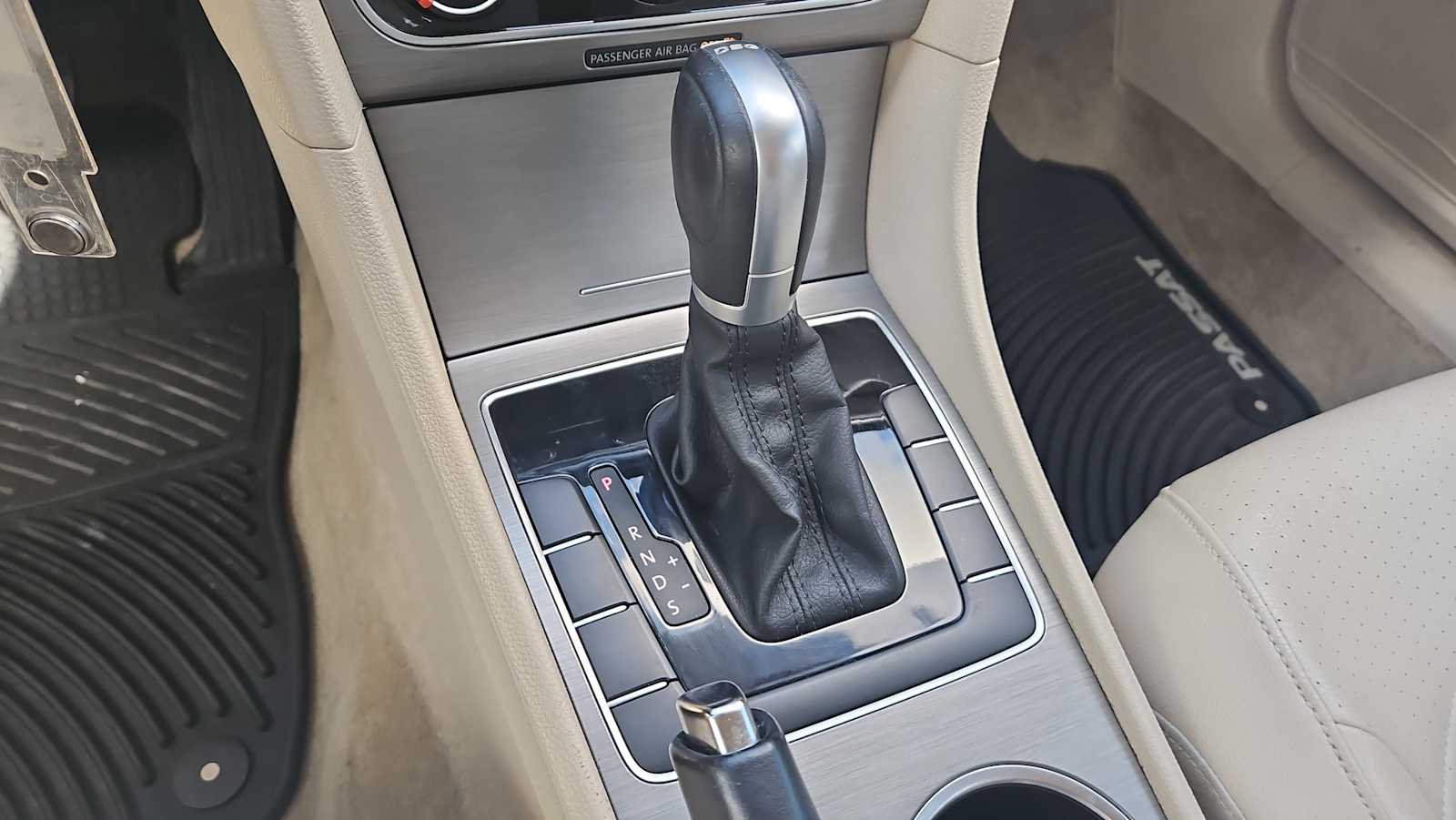 Thumbnail: 2015 Volkswagen Passat - 21