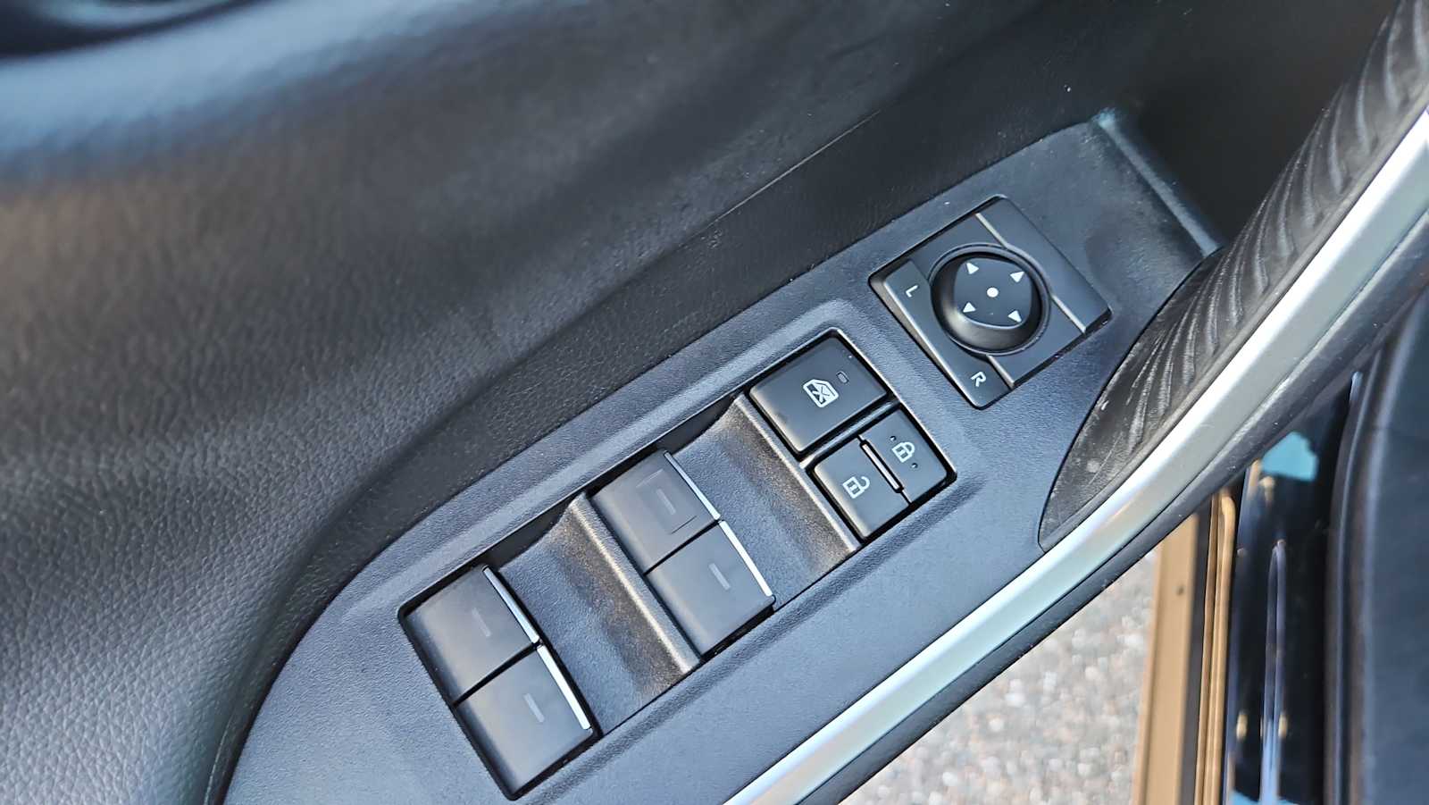 Thumbnail: 2022 Toyota RAV4 - 15