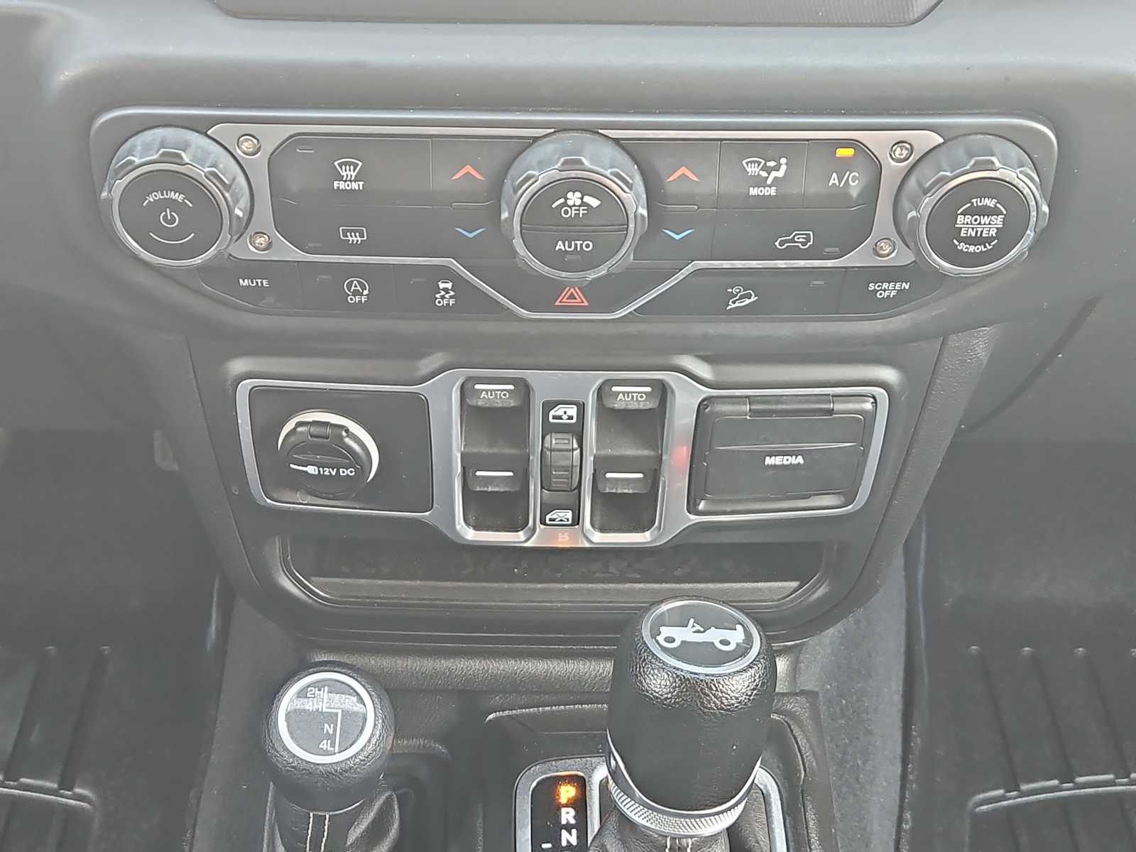Thumbnail: 2018 Jeep Wrangler - 15
